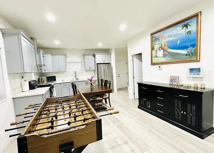 New 2-Story House 3 Bedrooms 3 Bathrooms In Anaheim Near Disneyland- Knotts In The Same Lot Of 3 Separate Properties