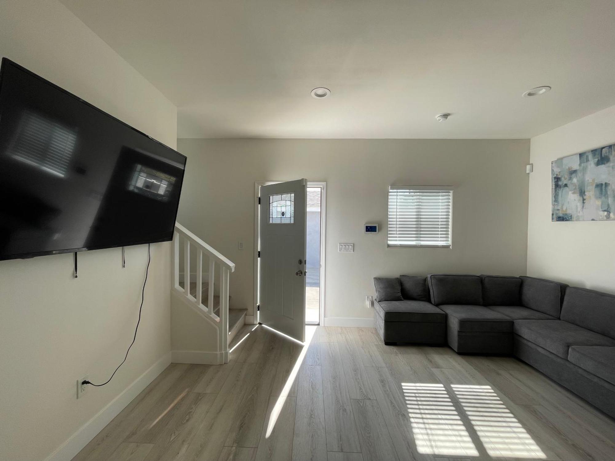 New 2-story House 3 Bedrooms 3 Bathrooms In Near Disneyland- Knotts In The Same Lot Of 3 Separate