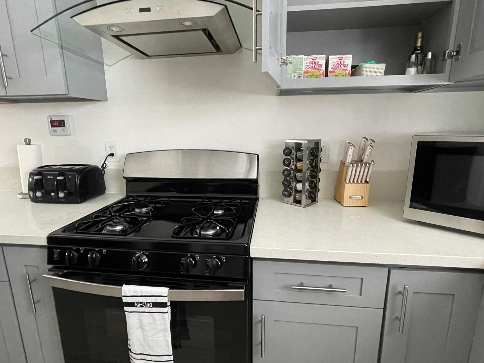New 2-story House 3 Bedrooms 3 Bathrooms In Near Disneyland- Knotts In The Same Lot Of 3 Separate * Anaheim