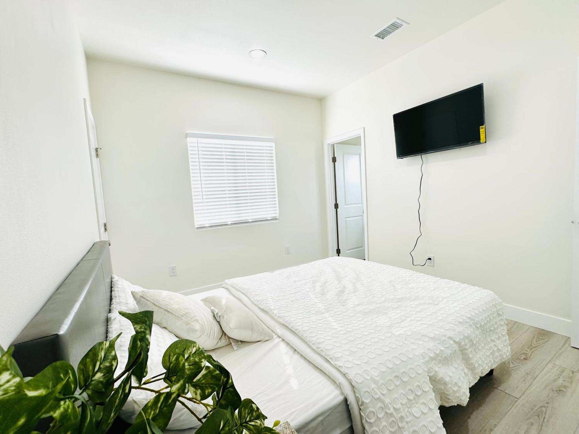 Holiday home New 2-story House 3 Bedrooms 3 Bathrooms In Near Disneyland- Knotts In The Same Lot Of 3 Separate Anaheim