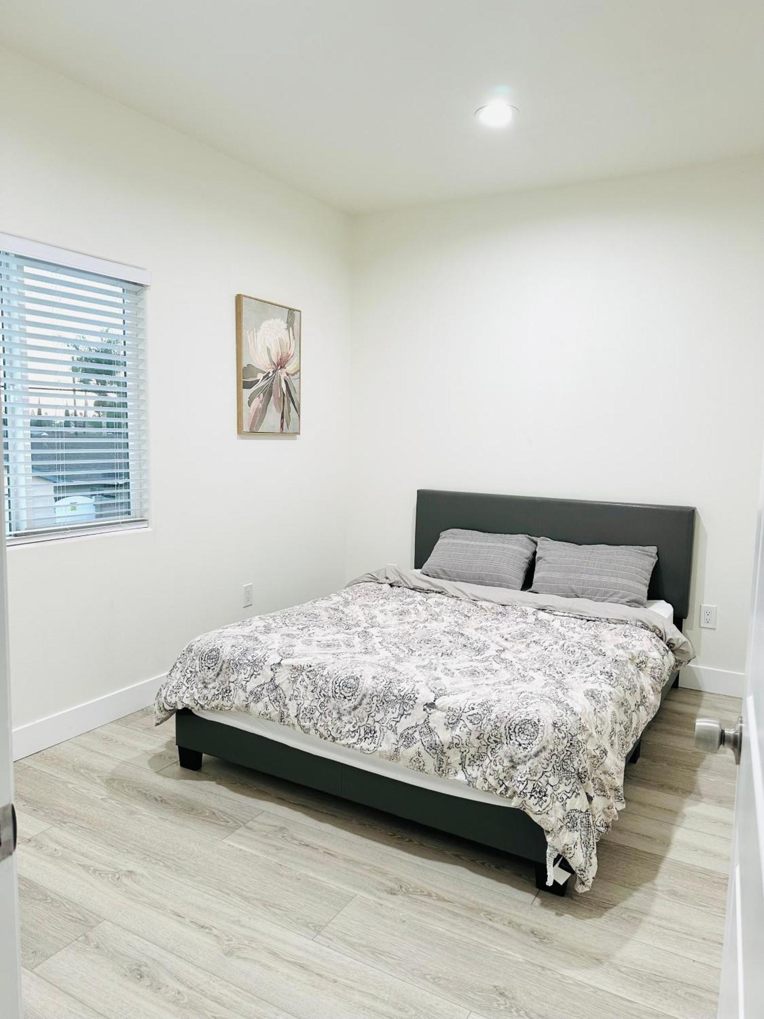 New 2-story House 3 Bedrooms 3 Bathrooms In Near Disneyland- Knotts In The Same Lot Of 3 Separate *